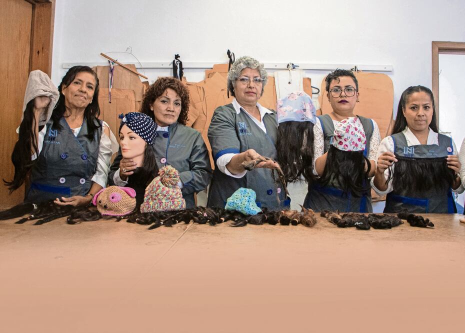En un taller de costura del DIF Naucalpan llevan a cabo un trabajo altruista para apoyar a mujeres y niños con cáncer. Foto: Gabriel Pano / El Universal