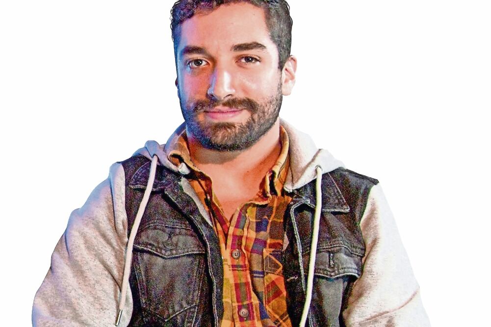 Con lo que gana haciendo pop y cosas comerciales, financia gastos de la banda