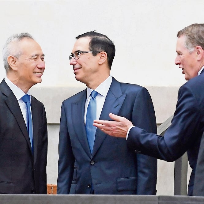 Liu He, viceprimer ministro chino; Steven Mnuchin, secretario del Tesoro estadounidense, y Robert Lighthizer, representante comercial de EU, ayer. LEAH MILLIS. REUTERS