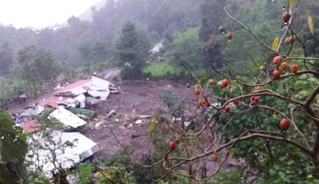 Buscan a personas atrapadas por deslizamiento de ladera en Chiapas