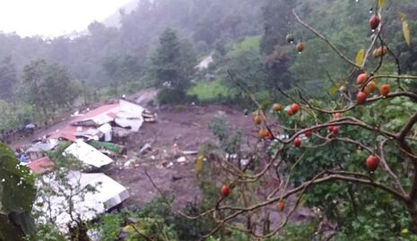 Buscan a personas atrapadas por deslizamiento de ladera en Chiapas