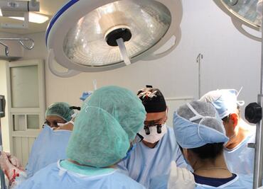 Médicos implantan a un joven una oreja creada de cartílago de su madre