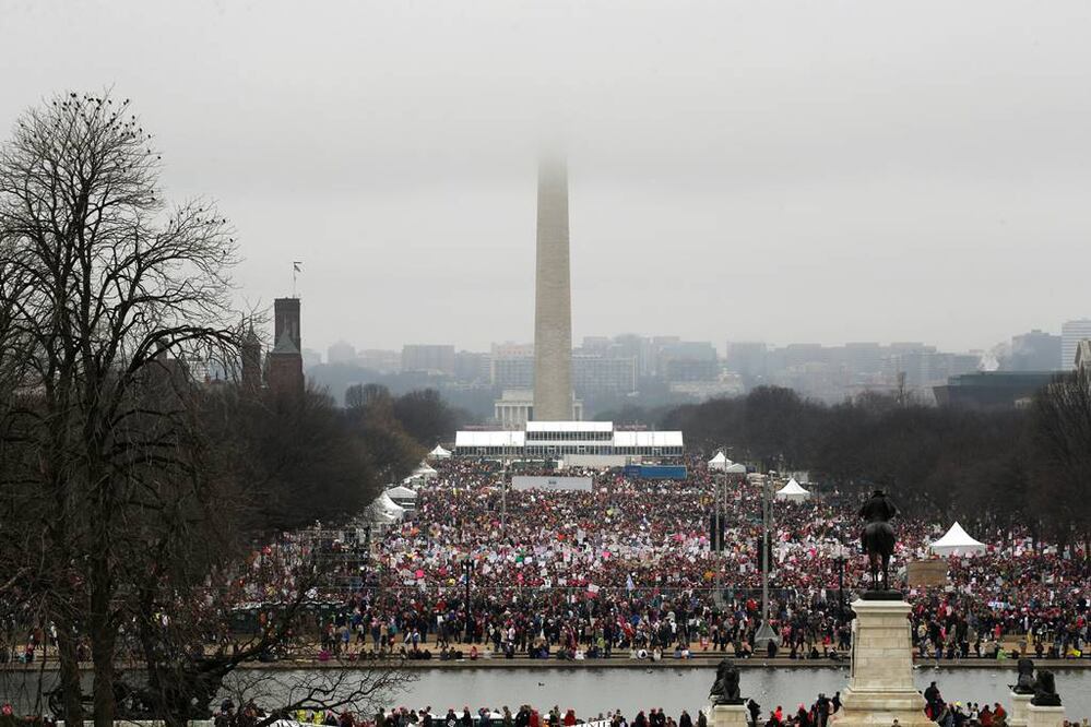 Decenas de miles de personas se han unido a la Marcha de las Mujeres contra Donald Trump en Washington D.C. (Foto: Reuters)