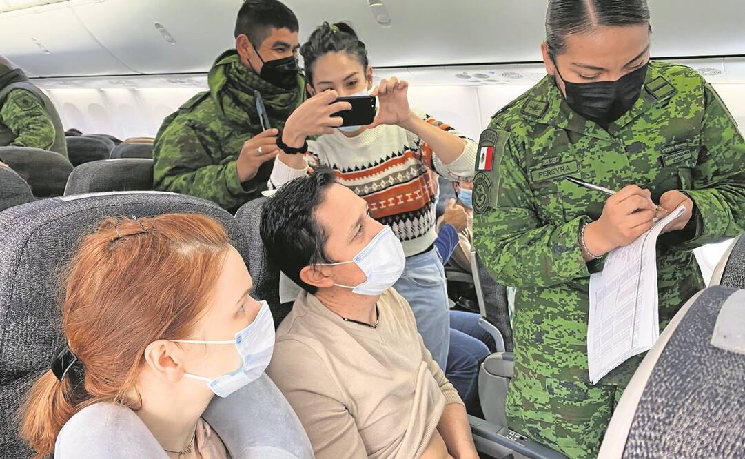 Connacionales que estaban en Ucrania cuando la invadió Rusia regresaron este viernes a la Ciudad de México. Foto: Valente Rosas/ EL UNIVERSA.