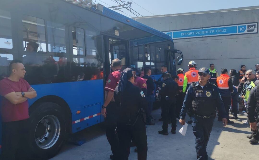 Una unidad del trolebús elevado chocó contra muro de la estación Deportivo Santa Cruz, en Iztapalapa Foto: Especial