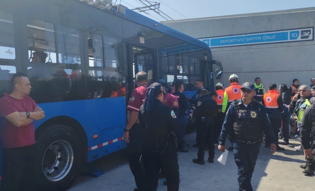 Una unidad del trolebús elevado chocó contra muro de la estación Deportivo Santa Cruz, en Iztapalapa Foto: Especial