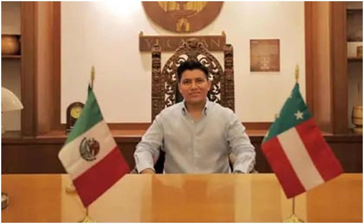 Hijo mayor de gobernador de Yucatán, Joaquín "Huacho" Díaz, se sienta en silla oficial; genera indignación en redes sociales