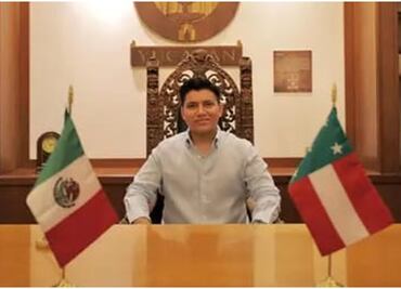 Joaquín Díaz Mena explica el origen de la foto de su hijo; se tomó en una réplica del despacho gubernamental, señala