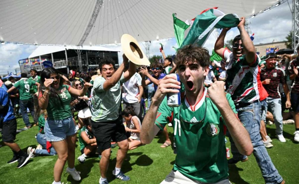 Aficionado del futbol festejan el segundo gol de México en el Fan Zone en Houston, Texas. (11/06/26) Foto: AFP