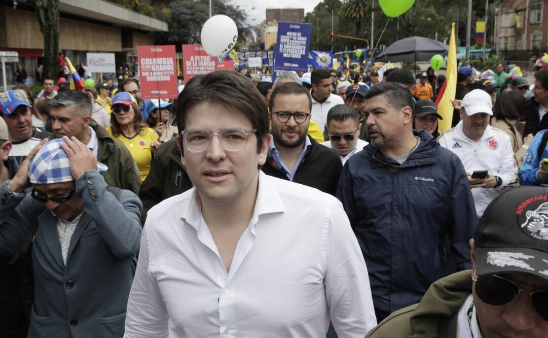 Fotografía de archivo del 23 de noviembre de 2024 del senador de la oposición Miguel Uribe (c) en Bogotá (Colombia). Uribe Turbay, uno de los aspirantes presidenciales del partido uribista Centro Democrático, fue herido a bala este sábado en un atentado durante un acto de campaña en Bogotá, informaron medios locales. (07/06/25) Foto: EFE