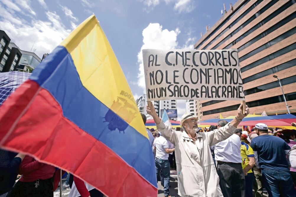 Seguidores del candidato de Creo, Guillermo Lasso, protestaron ayer afuera del Consejo Nacional Electoral en la espera de los resultados de los comicios (RODRIGO BUENDÍA. AFP)
