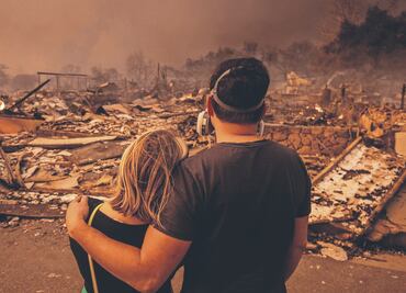 Voraces incendios dejan cinco muertos en Los Ángeles