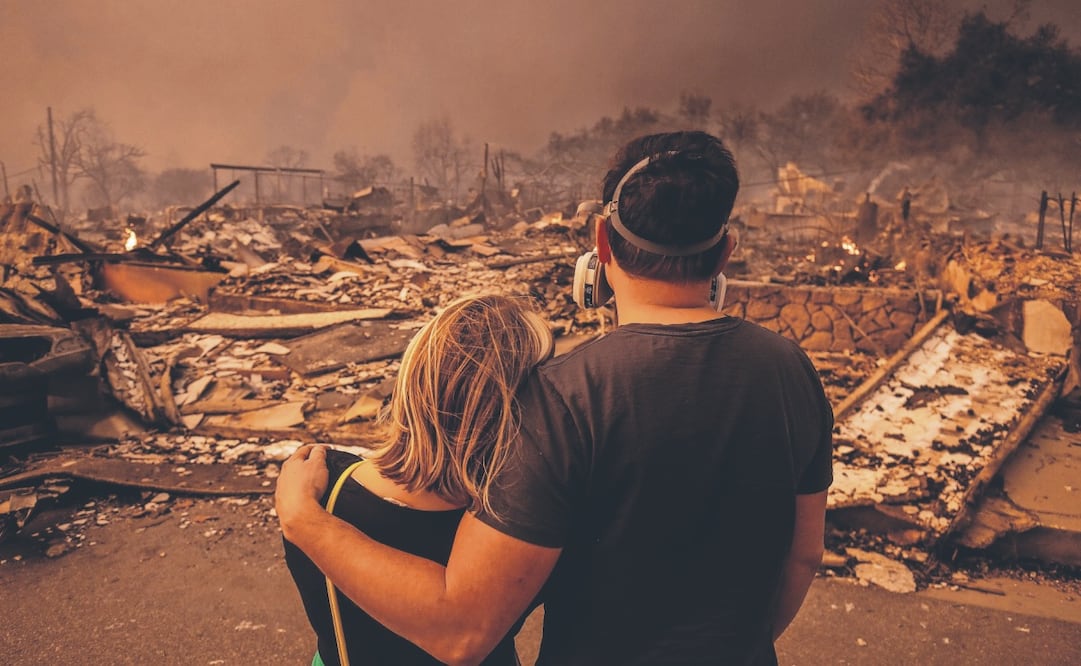 Megan Mantia y su novio Thomas ven su hogar destruido luego del incendio en Altadena, California. Foto: de Ethan Swope. AP