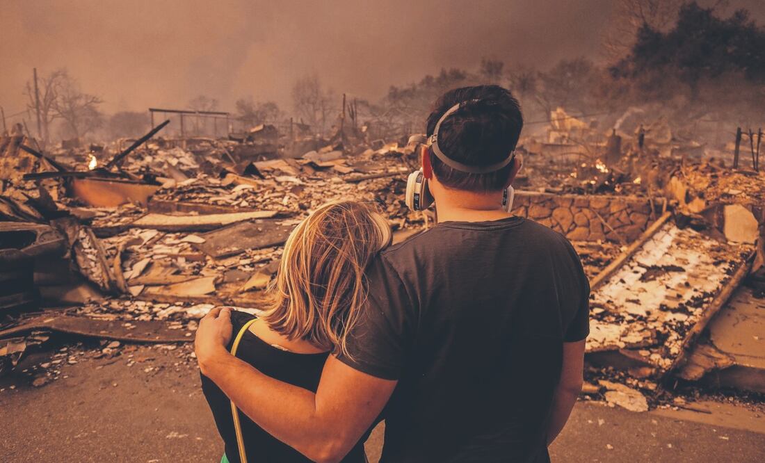 Megan Mantia y su novio Thomas ven su hogar destruido luego del incendio en Altadena, California. Foto: de Ethan Swope. AP