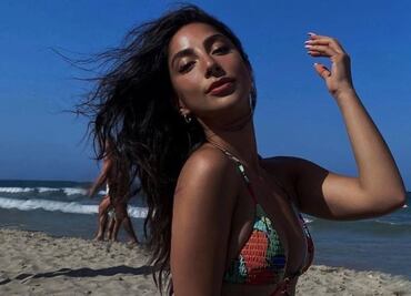 María Chacón muestra con orgullo sus estrías en bikini multicolor