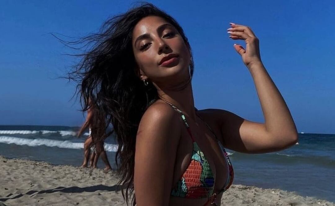 María Chacón eligió un mini bikini multicolor midriff flossing que dejaba al descubierto sus estrías. Foto: Instagram @oficialmariachacon
