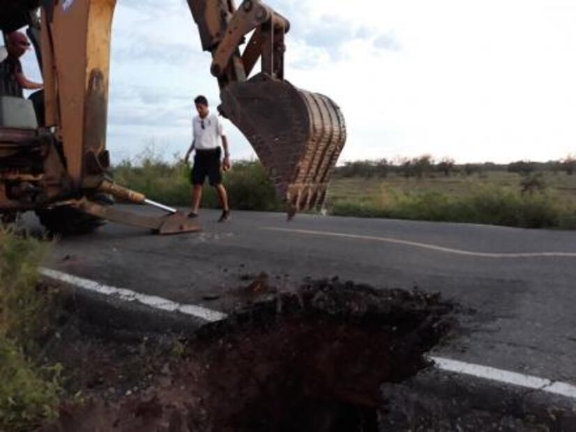 Revisarán carretera de Sinaloa por socavón