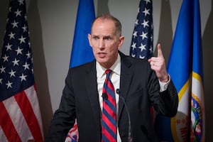 Republicano se baja de candidatura a gubernatura en Minnesota; tacha redadas de "desastre total"