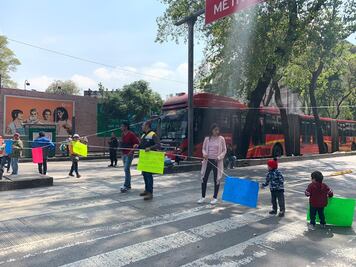 Padres de niños con cáncer colapsan circulación en Insurgentes