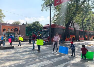 Padres de niños con cáncer colapsan circulación en Insurgentes