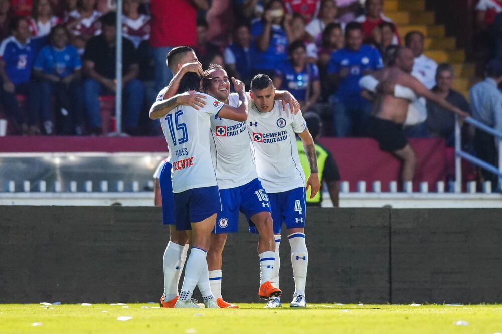 Imago7. Jugadores de Cruz Azul celebrando el triunfo ante Veracruz