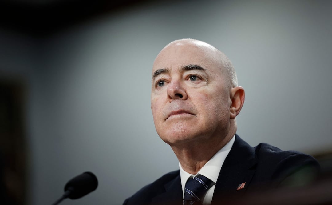 Mayorkas aseguró en sus dos audiencias de este miércoles que el gobierno ha deportado a más de 630 mil personas en el último año. Foto: AFP