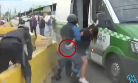 VIDEO: Mujer desarma a policía en Chile y deja tres personas heridas