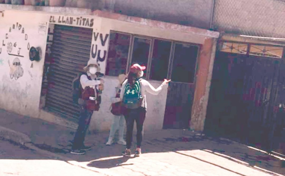 Supuestos servidores de la nación toman fotos de las identificaciones en calles. Foto: ESPECIAL