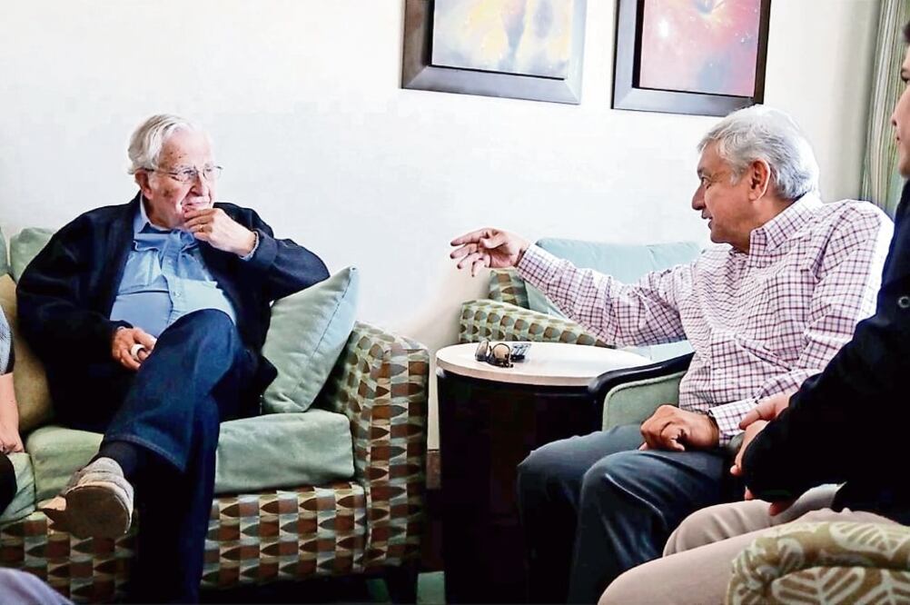 La reunión entre Andrés Manuel López Obrador y Noam Chomsky se llevó a cabo en el Hotel Lucerna de Hermosillo, Sonora. Foto: TOMADA DE TWITTER