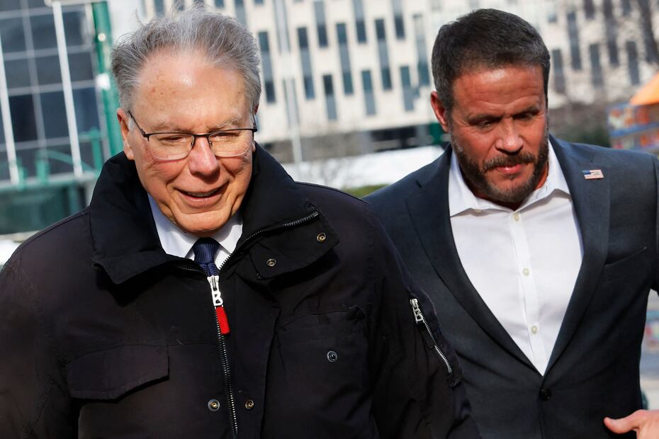 El ex director ejecutivo de la Asociación Nacional del Rifle (NRA) Wayne LaPierre llega a la Corte Suprema del Estado de Nueva York el 22 de febrero de 2024 en la ciudad de Nueva York.  Foto: AFP