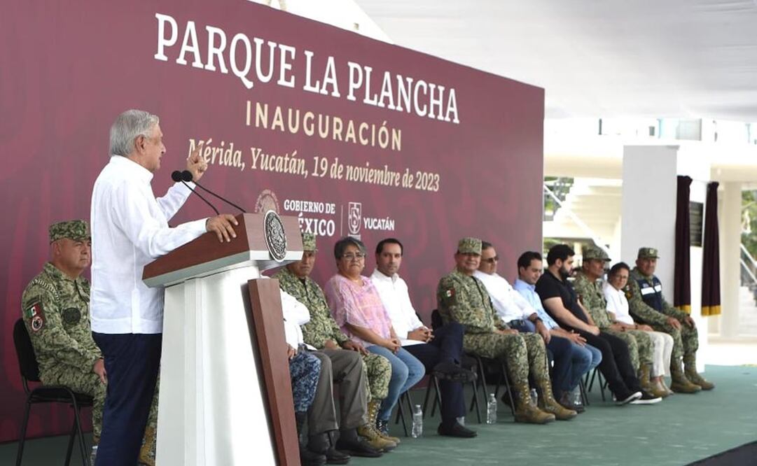 El Mandatario instruyó a los ingenieros militares que den “una mano de León” al estadio de béisbol en Mérida, Yucatán. Foto: Especial