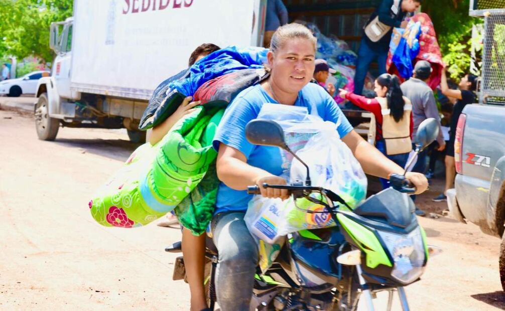 Afectados por fuertes lluvias en Sinaloa reciben colchonetas y cobijas (11/09/2025). Foto: Especial