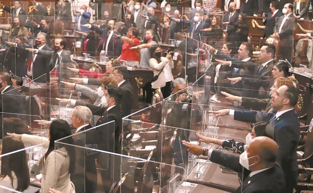 Este 1 de septiembre rindieron protesta 65 de 66 legisladores que conformarán la II Legislatura en el Congreso capitalino. Algunos de ellos cedieron a la tentación de llevar acarreados a la toma. FotoS: Berenice Fregoso/ EL UNIVERSAL.