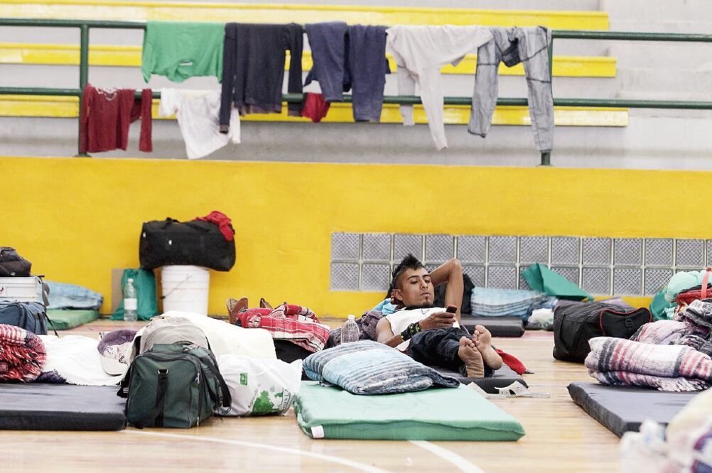 Jornaleros que eran explotados en un rancho del ejido de El Higo fueron canalizados a las instalaciones de un gimnasio rehabilitado como albergue, tras ser rescatados de las granjas de una empresa donde trabajaban en condiciones infrahumanas (REUTERS)