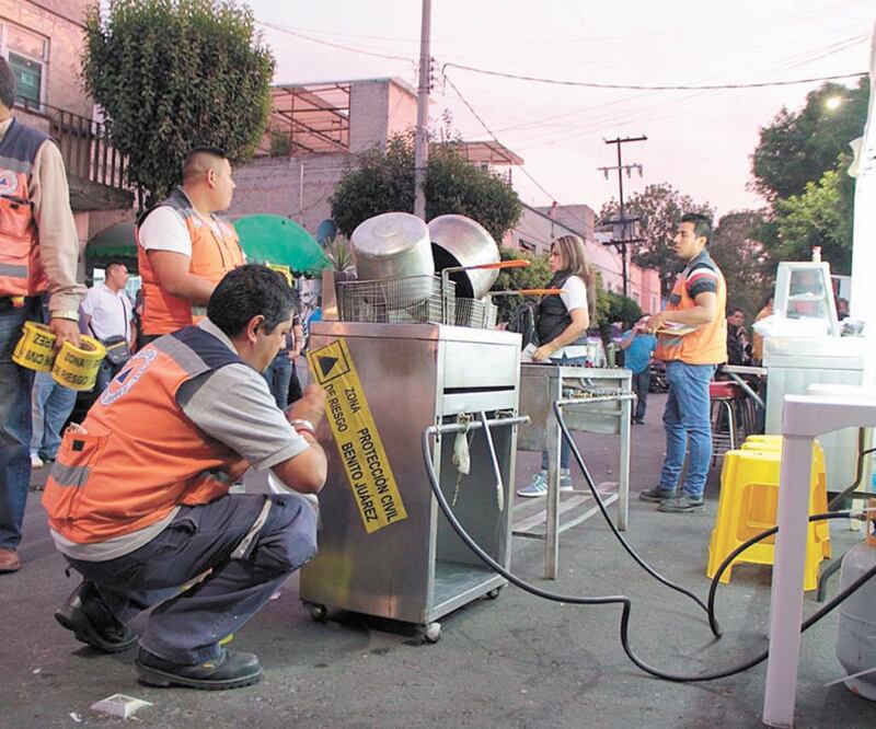 Autoridades de la alcaldía de Benito Juárez iniciaron un operativo de revisión en locales de comida, ropa y adornos navideños, principalmente. Foto: ESPECIAL