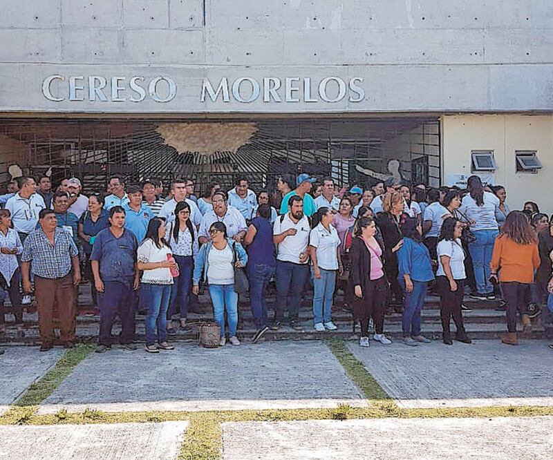 Ayer, los empleados se manifestaron afuera del penal y pidieron garantías para realizar su trabajo. ESPECIAL