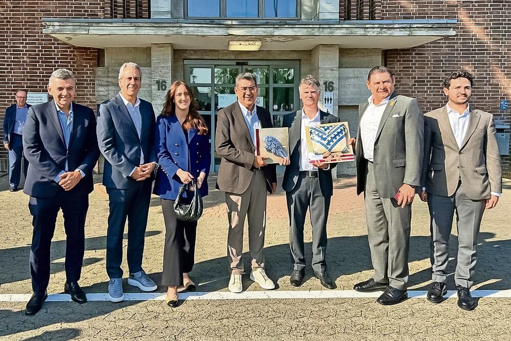 Representantes del gobierno de Puebla refrendaron acuerdos con Volkswagen en Alemania. Foto Especial