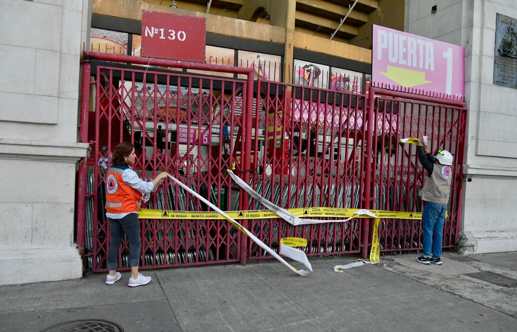 La tarde de este viernes 8 de noviembre, autoridades de la alcaldía Benito Juárez retiraron los sellos de suspensión de actividades en la Plaza de Toros México. (Foto: especial)