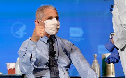 Fauci y otros líderes sanitarios de EU reciben vacuna de Moderna contra el Covid-19