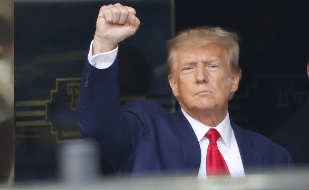 El expresidente estadounidense Donald J. Trump deja la Torre Trump para dirigirse al Tribunal Penal de Nueva York. Foto: EFE