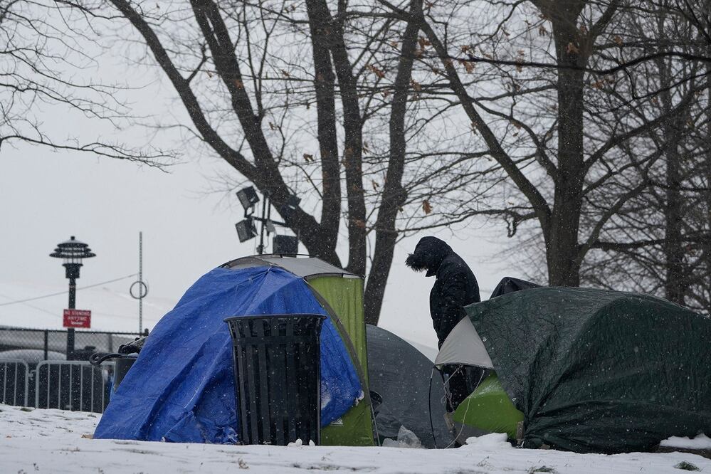 Un hombre junto a un grupo de pequeñas tiendas de campaña instaladas cerca de un refugio temporal para inmigrantes en Randall's Island, Nueva York. FOTO: AP