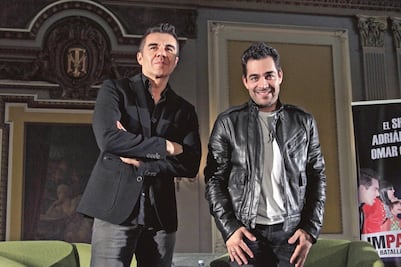 Omar Chaparro espera su turno con Adrián Uribe