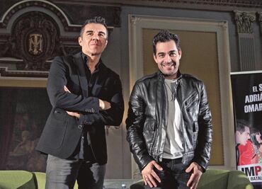 Omar Chaparro espera su turno con Adrián Uribe