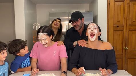 Biby Gaytán y Eduardo Capetillo llenan de harina el rostro de sus hijas