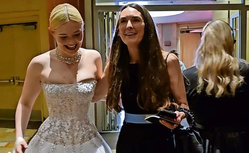 Elle Fanning con su vestido evocando una novia de la realeza y la stylist Samantha McMillen. Foto: Jesús Díaz / EL UNIVERSAL