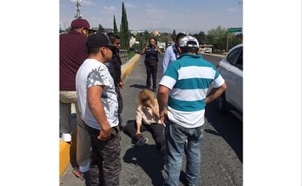 Evitan que mujer de 50 años se suicide desde puente en Naucalpan