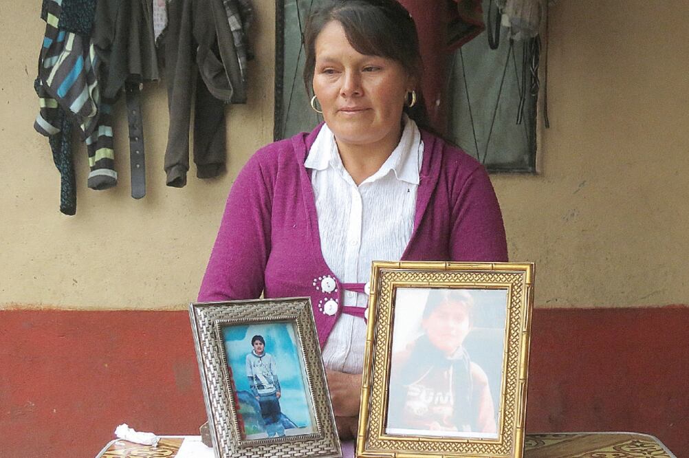 En su casa de Tauri, en Ecuador, Margarita Chimborazo, madre de Telmo Leonidas Yupa, muestra las dos únicas fotos que tiene de su hijo asesinado en Tamaulipas (CONCEPCIÓN PERALTA)