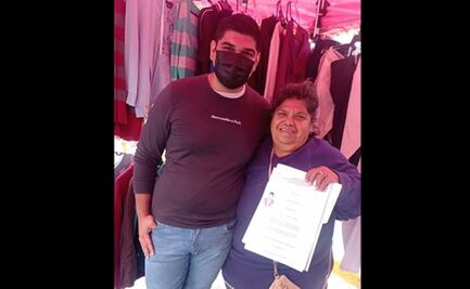 Joven se gradúa y da gracias en el puesto de la "pulga" de su mamá