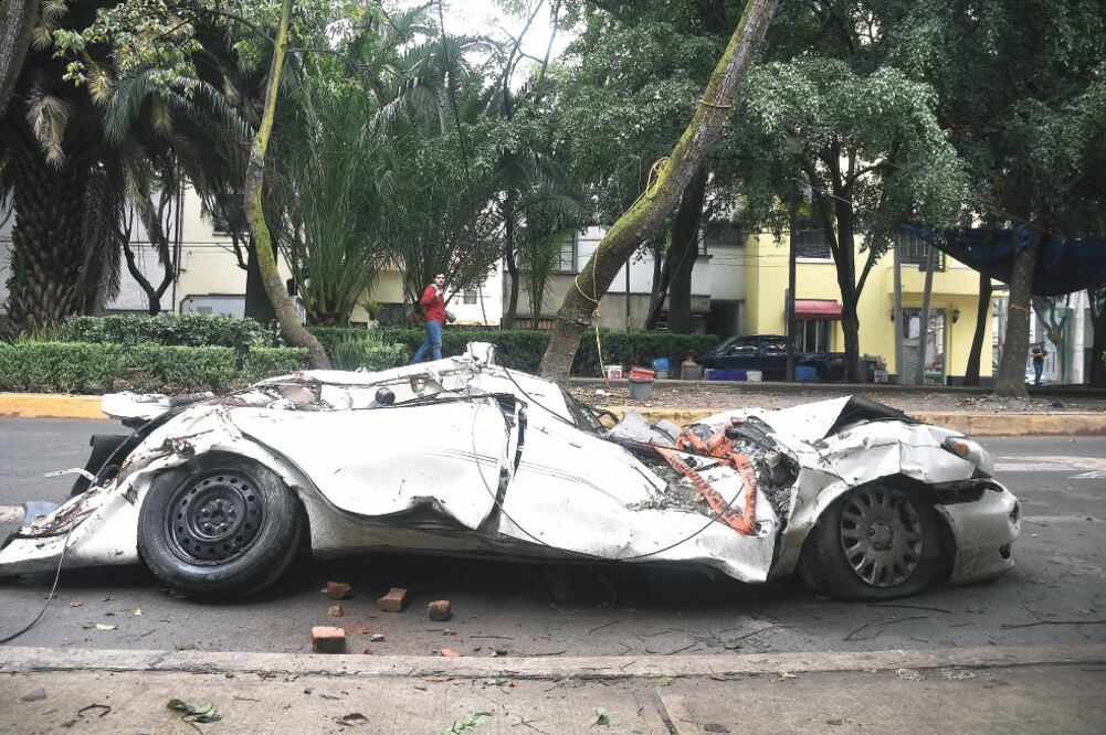 Daños en la Calle de Amsterdam, en Ciudad de México. Qualitas es la compañía que más autos asegura en el país. (ALFONSO ROMERO. EL UNIVERSAL)