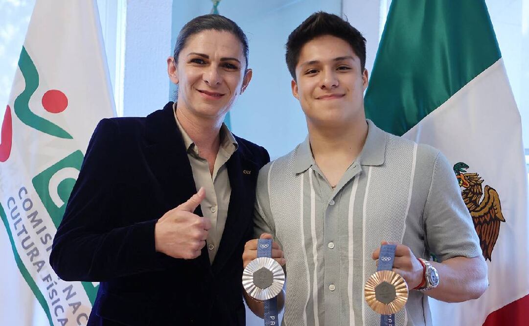 Ana Guevara posa junto a Osmar Olvera y las dos medallas que ganó en los Juegos Olímpicos de París 2024. Foto: Conade